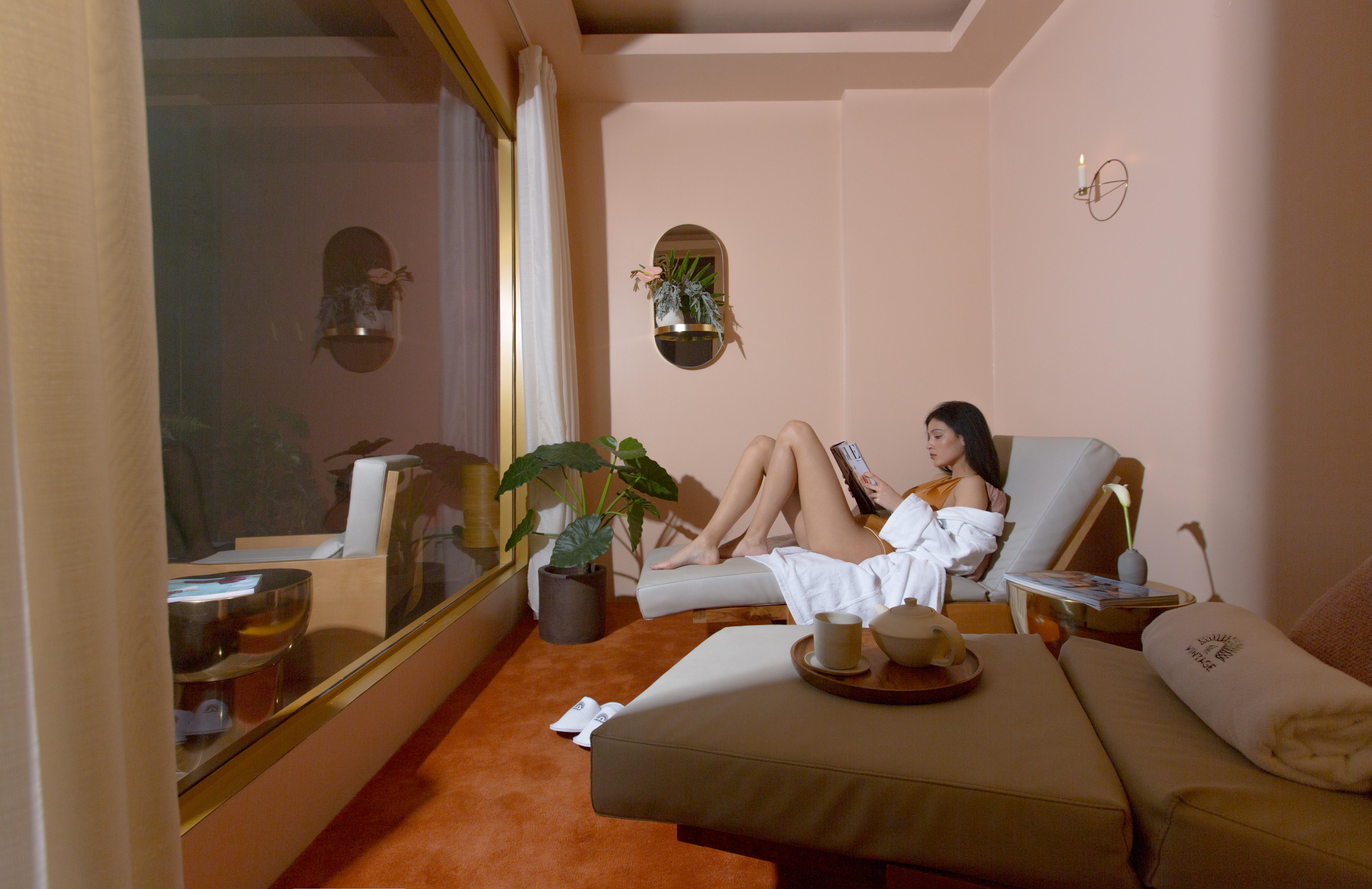 The Vintage Hotel & Spa Lisboa Exteriér fotografie A woman relaxing in a spa