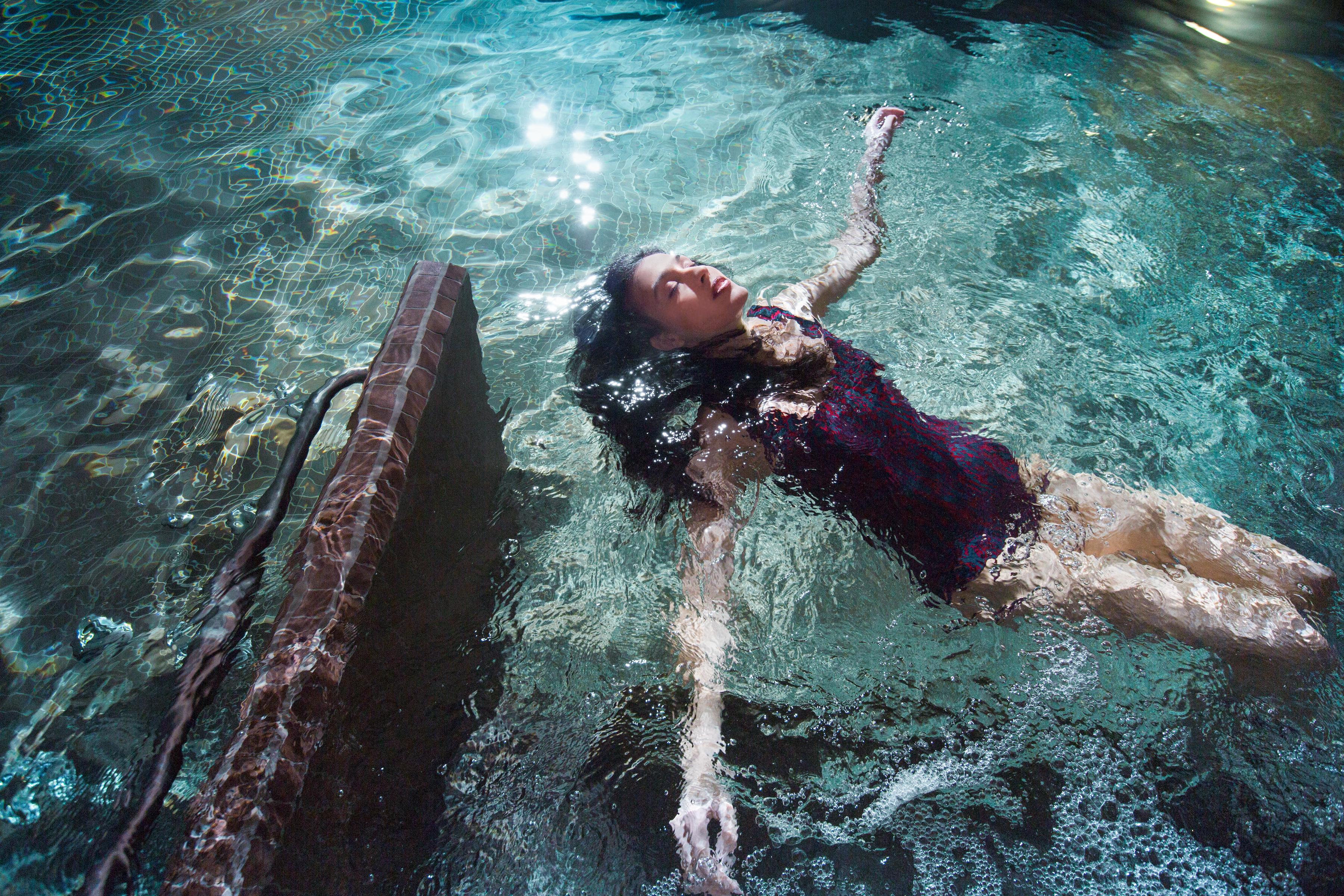 The Vintage Hotel & Spa Lisboa Exteriér fotografie A woman floating in the water at the Blue Lagoon