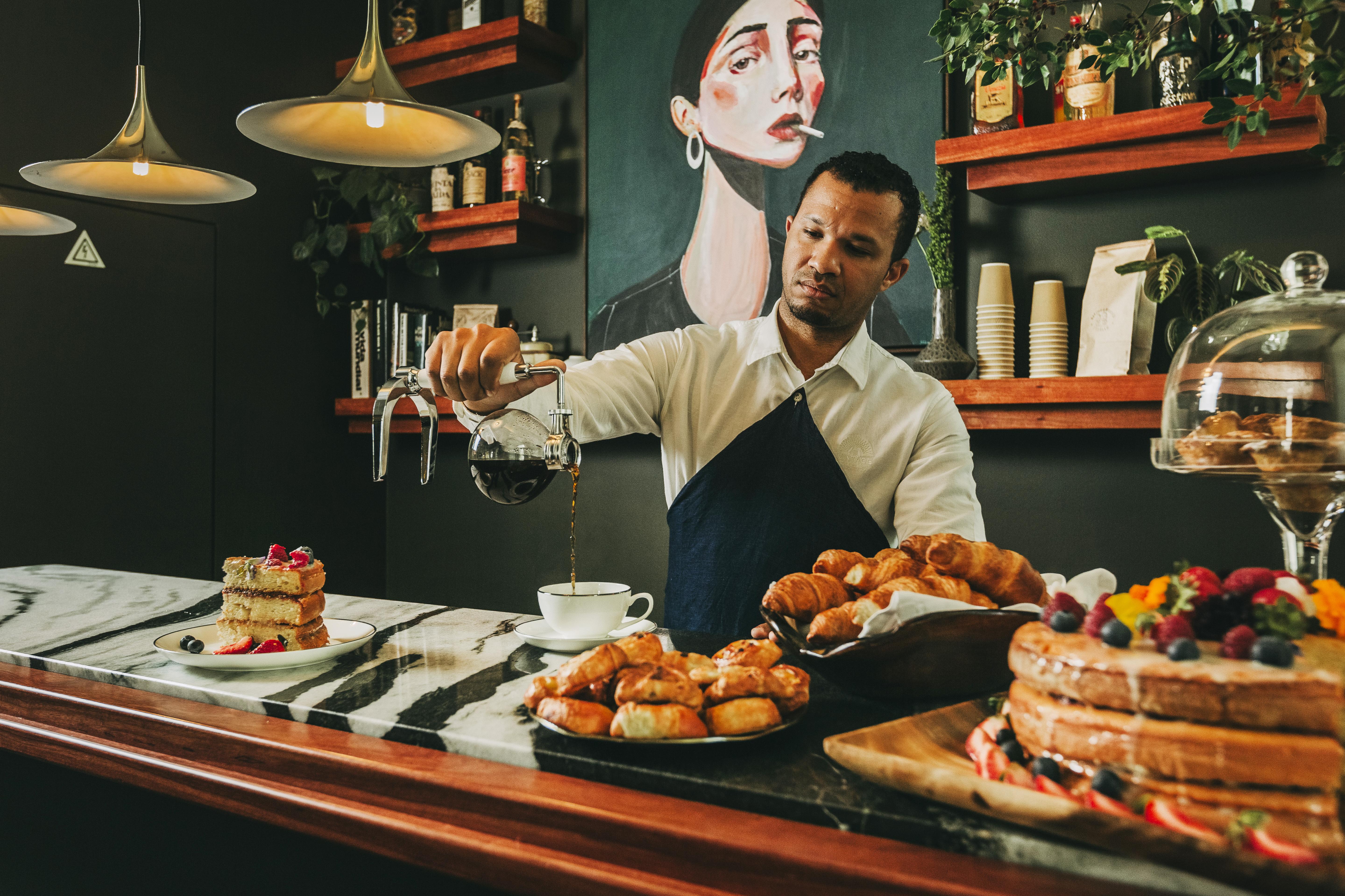 The Vintage Hotel & Spa Lisboa Exteriér fotografie A barista at work