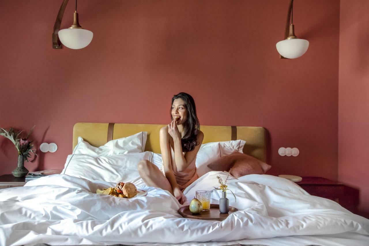 The Vintage Hotel & Spa Lisboa Exteriér fotografie A woman in bed